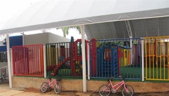 cobertura--tela-de-sombreamento-impermeavel-para-area-do-parque-infantil-com-grades-de-protecao--pintura-eletrostatica-de-diversas-cores-