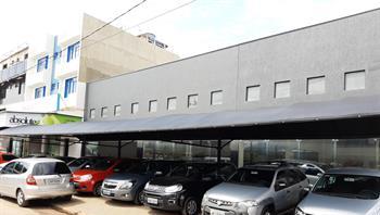 cobertura-em-tela-de-sombreamento-impermeavel-localizada-na-w3-veiculos---cidade-do-automovel